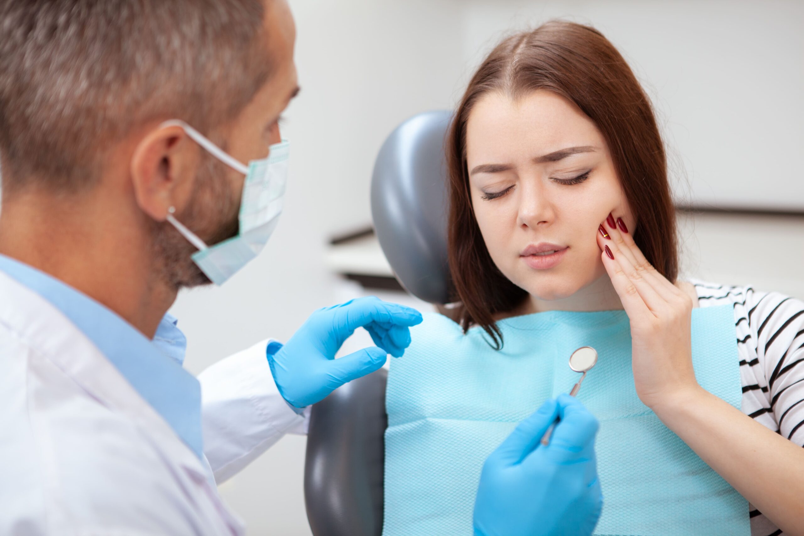 imagen de una paciente en consulta por dolor dental